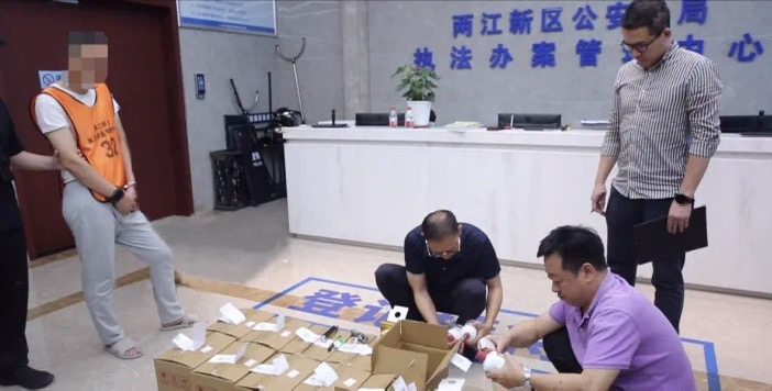 重庆两江新区警方端掉一茅台酒制假窝点